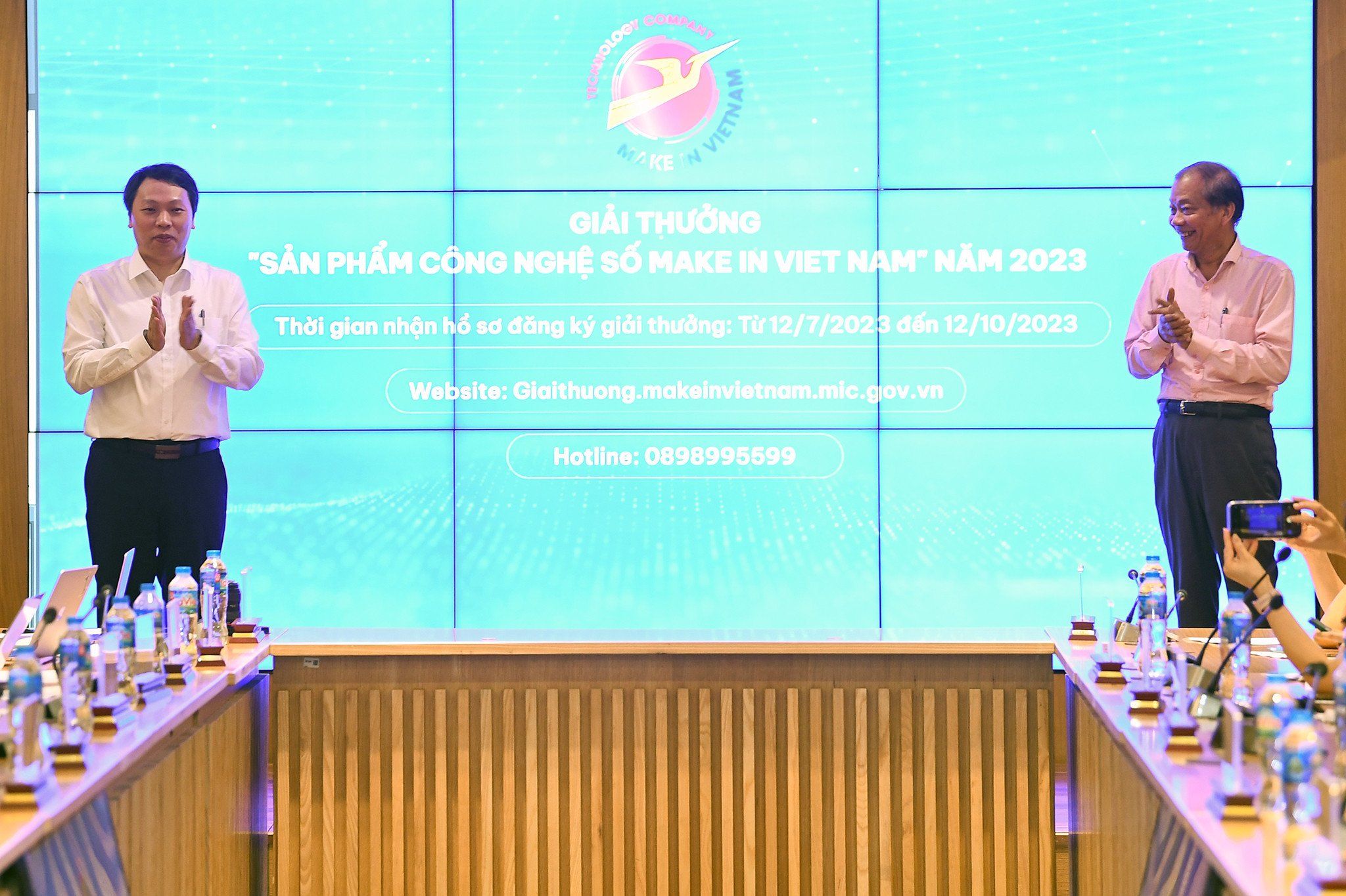 Thứ trưởng Bộ TT&TT Nguyễn Huy Dũng và Phó Chủ tịch VCCI Hoàng Quang Phòng