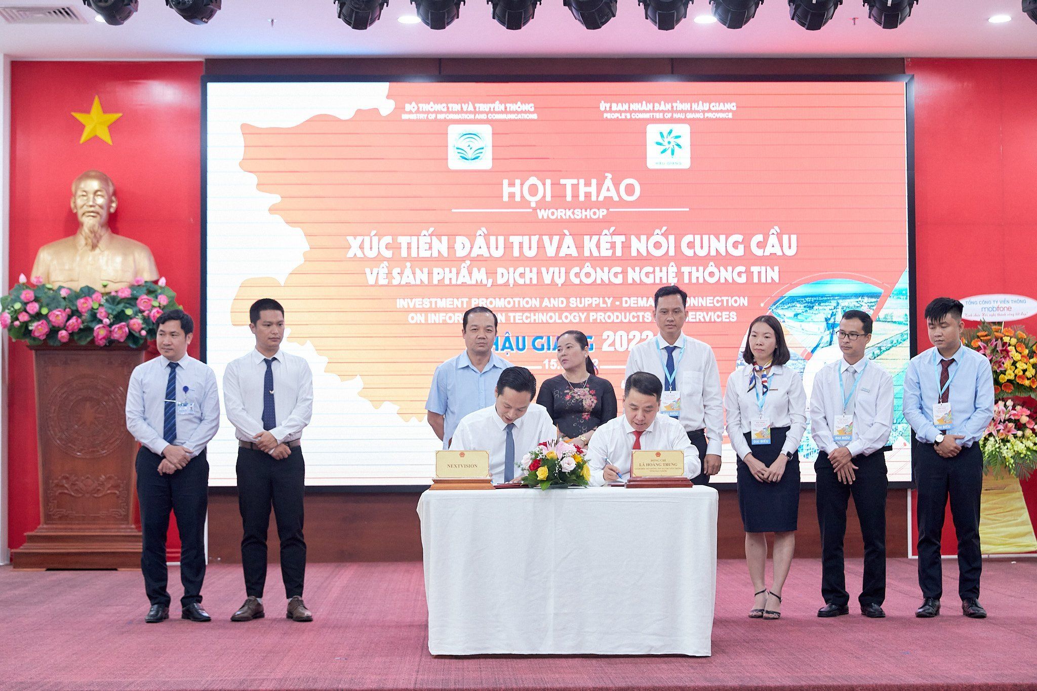 ông Trần Quang CƯờng ký hợp tác chuyển đổi số